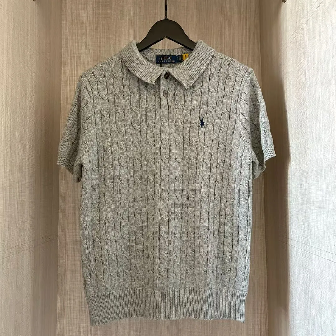 P170 RALPH LAUREN Ralph Lauren six-color classic small label embroidery polo collar short-sleeved button pullover knitted sweater men's and women's tops. Pure original high-density LOGO embroidery on the chest, original 1:1 customized tag accessories. Made of pure cotton yarn and multi-knitted, pure cotton is skin-friendly and comfortable, small label war horse embroidered twist button polo neck sweater 🐎 high quality, follow the blogger to learn how to wear it! Let’s buy a Ralph Lauren cable sweater. It’s a super hard-to-find series after it became popular. It’s hard to find one on the official website. It’s simple and practical, has a lazy and loose feel, soft and delicate feel, and has a loose fit. Whether worn alone or layered, you can wear a simple one to create different styles of fashion!   Six colors Color: White Black Navy Blue Gray Khaki Lake Blue Size: S M L XL
